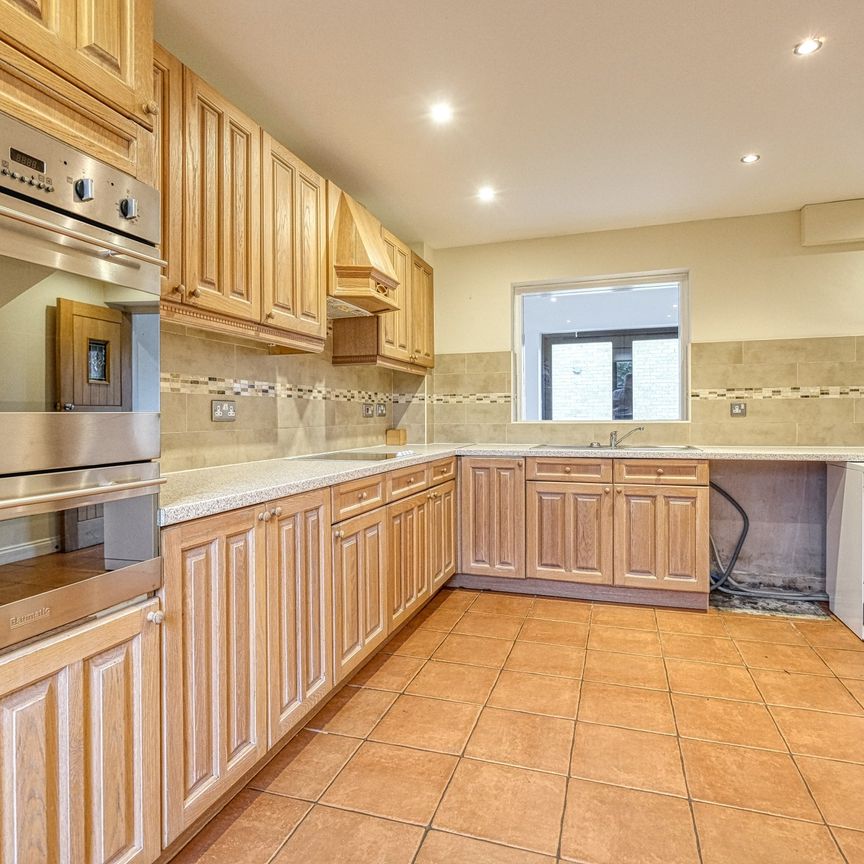 Spacious Detached Family Home with Garage available TO LET in Wymondham - Photo 1