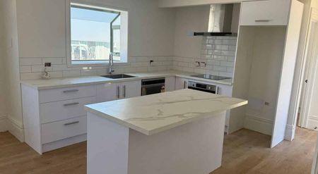 Stunning Newly Refurbished 3-Bedroom Villa - Photo 4