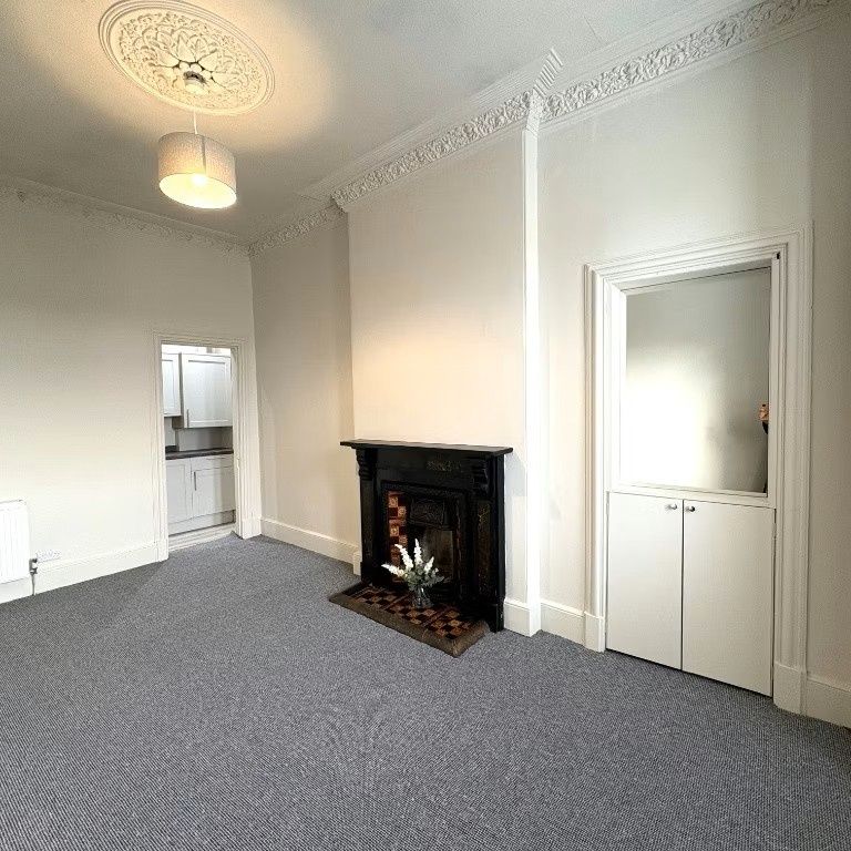 2 Bed Flat, Meadowbank Terrace, EH8 - Photo 1