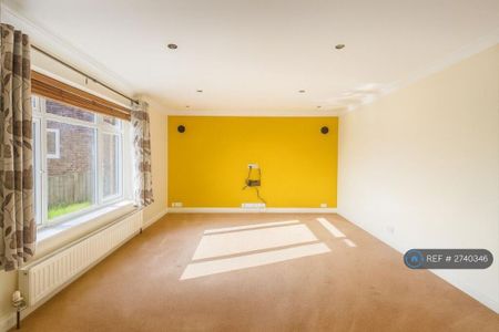 1 bedroom in a house share to rent - Photo 2