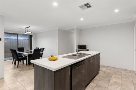 IDEAL FAMILY HOME (AVAILABLE FROM 5TH DECEMBER) - Photo 5