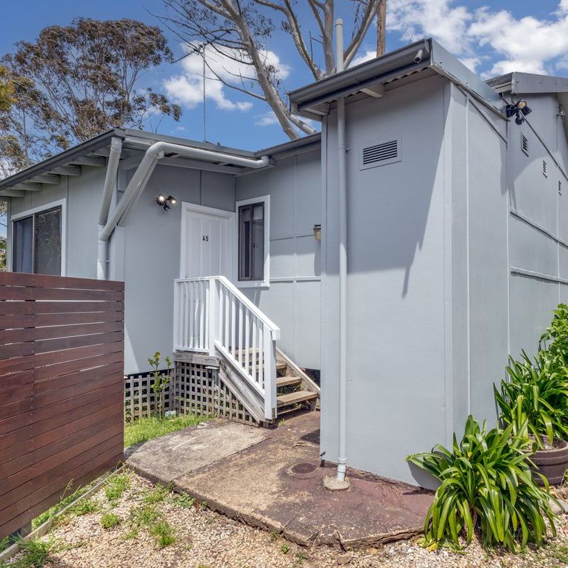 Light-Filled Cottage with Studio & Private Yard in Quiet North Katoomba Location - Photo 1