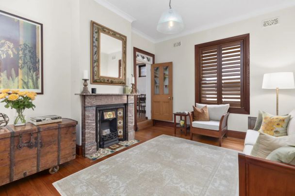 Character-filled semi with sun and double parking - Photo 1