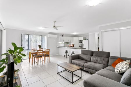 BEAUTIFUL & SPACIOUS 4 BEDROOM HOME - CONVENIENT LOCATION - Photo 2