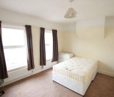 4 Bed Terraced House, Grange Avenue, RG6 - Photo 4