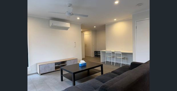 Spacious 3-Bedroom Partially Furnished Townhouse with Double Garage & Private Courtyard! - Photo 1