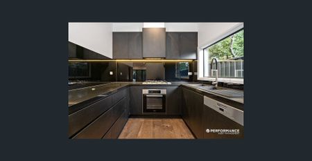 Stylish Townhouse with Premium Finishes in a Prime Location - Photo 5