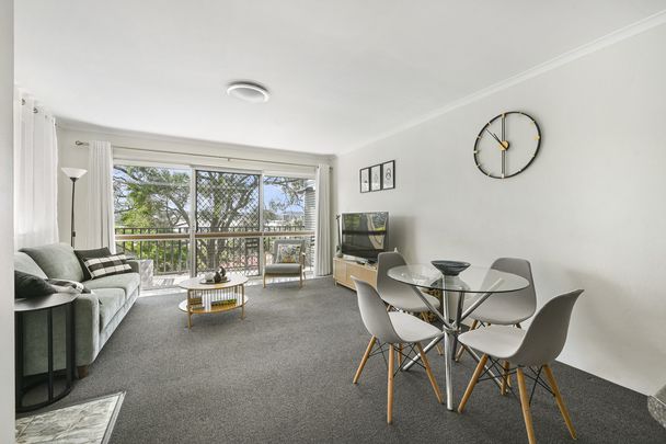 Stylish Top-Floor Inner City Living – Fully Furnished & Ready to Move In - Photo 1