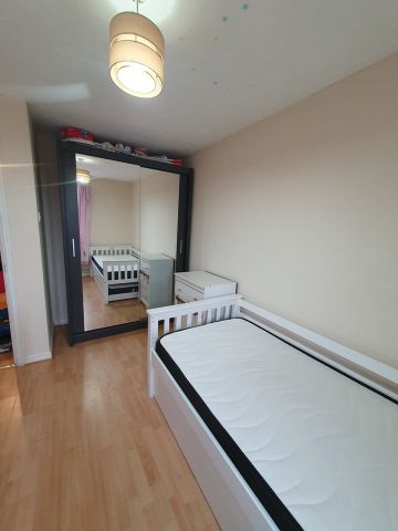 2 Bed Flat, Lupin Crescent, IG1 - Photo 4