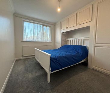 3 bedroom flat to rent - Photo 3