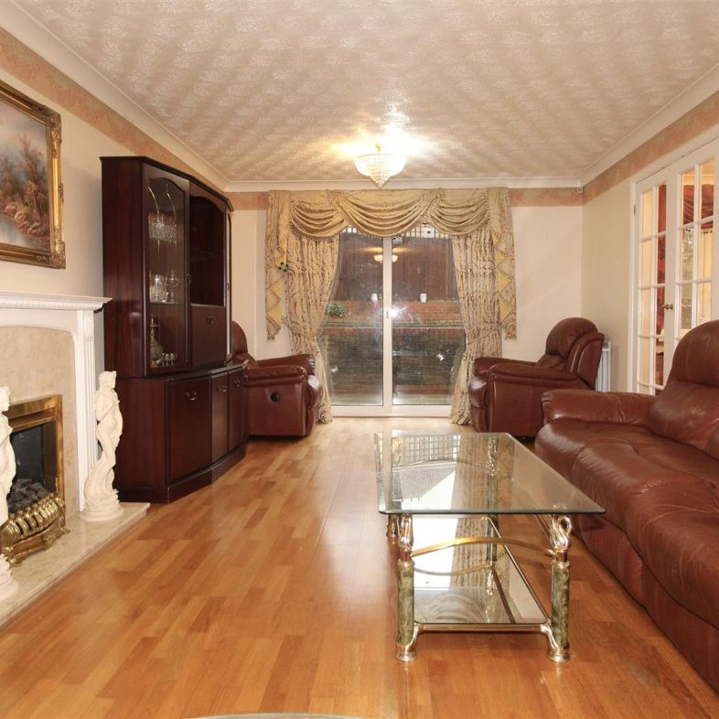 5 Bedroom House - Detached To Let - Photo 1
