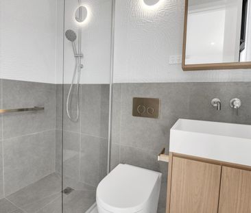 Stylish three-level townhouse in the heart of Abbotsford - Photo 2