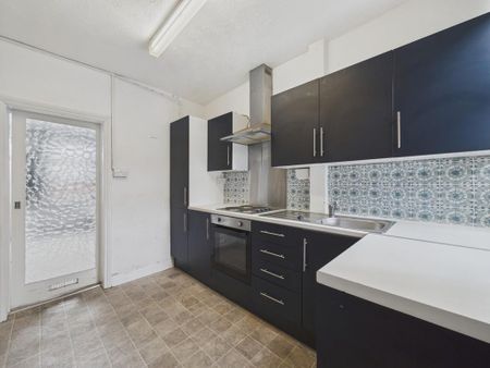 2 bedroom end of terrace house to rent - Photo 5