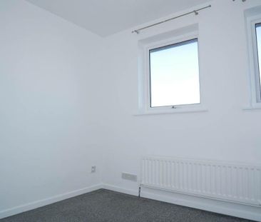 2 bedroom end of terrace house to rent - Photo 2