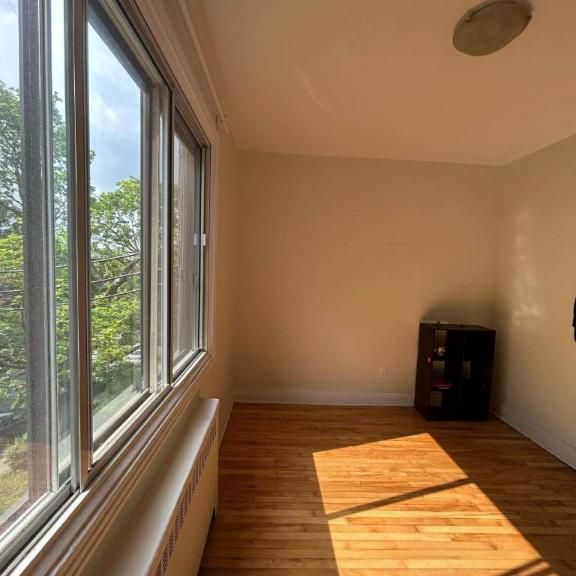 4 ½ RÉNOVÉ – CENTRALE, LUMINEUX, ÉLECTROS INCLUS - Photo 1