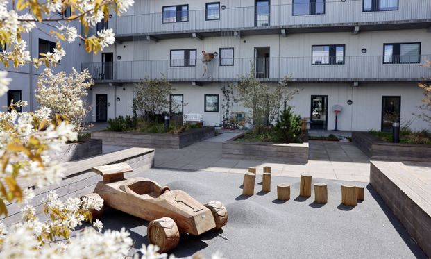 Rummelig 3-værelses lejlighed med altan, med udsigt til vand og strandengen - Foto 1