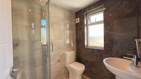 1 bedroom in a house share to rent - Photo 3