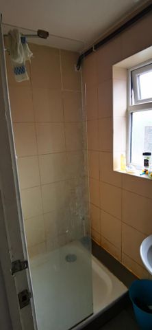 1 bedroom in a flat share to rent - Photo 5