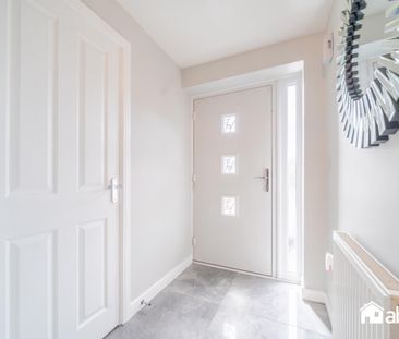 4 bedroom Detached house to let - Photo 2