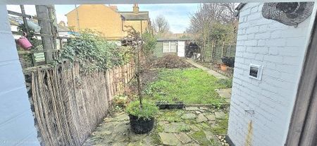 Southbury Road, Enfield EN1 1YF, Property for rent - Photo 2