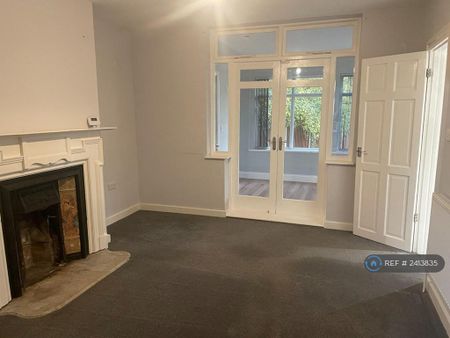 3 bedroom flat to rent - Photo 3