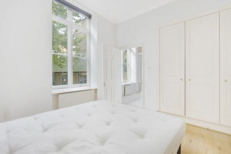 2 bedroom flat in London - Photo 5