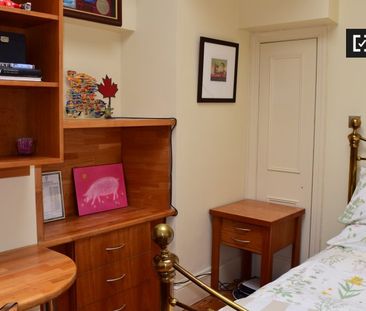 Ensuite room in 5-bedroom apartment in Churchtown, Dublin - Photo 5