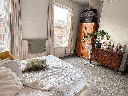 Double Rooms Available – Just off Burton Road Room 4 - Photo 5