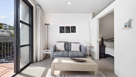 Fantastic 1 bedroom apartment in The Atrium complex - Photo 2