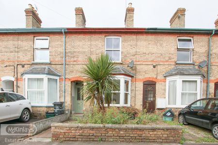 Mid terraced house - Photo 5