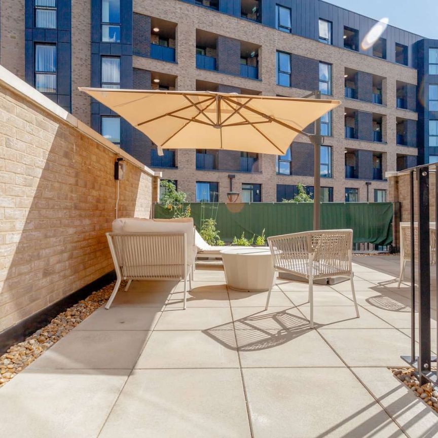 Modern townhouse with private outside space and garage. - Photo 1