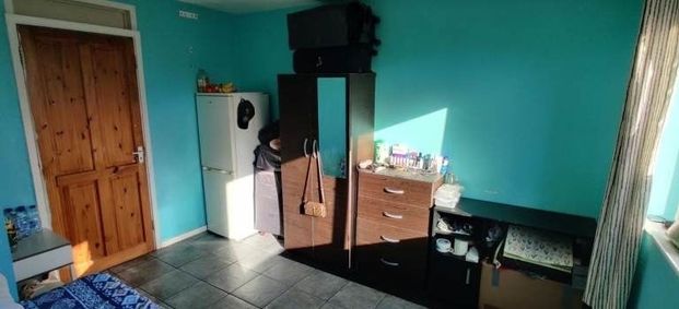 Room in a Shared Flat, Harts Lane, IG11 - Photo 1