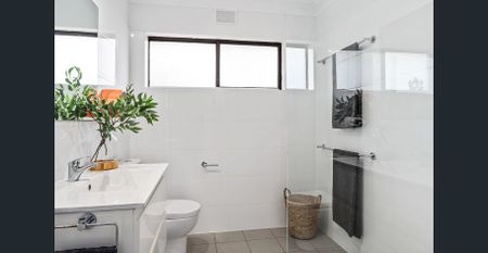 Stylishly Refurbished 3 Bed Homette in a Quiet, Leafy City-Fringe Pocket - Photo 3