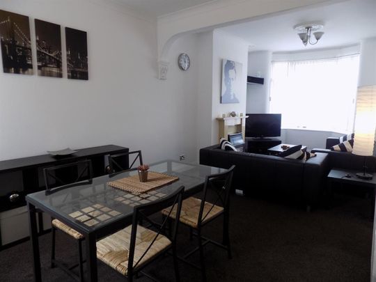 2 bedroom Flat To Let - Photo 1