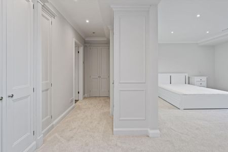 **SOLE AGENT** Available to let in the prestigious gated residential estate of St George's Hill, Weybridge, is this delightful family home featuring quite stunning panoramic views to the rear. - Photo 3