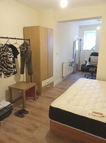 Room in a Shared House, Albert Square, E15 - Photo 3