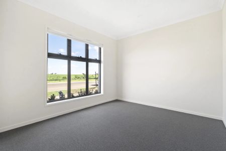 Brand New Modern & Stylish Townhouse in the Grand Central Estate Tarneit! - Photo 2