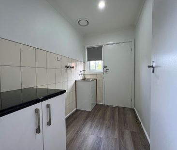 Well-Presented Unit with Comfort and Convenience - Photo 3