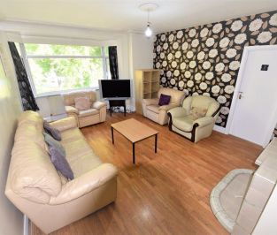 6 bedroom Flat in Otley Road, Leeds - Photo 5