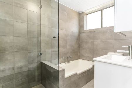 BEAUTIFULLY RENOVATED SPACIOUS NORTH FACING 2 BEDROOM APARTMENT - Photo 5