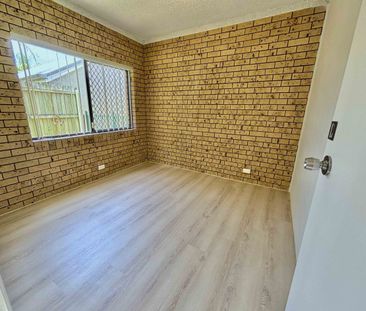 Stunningly Renovated Waterfront 2 Bedroom Ground Floor Apartment! - Photo 4