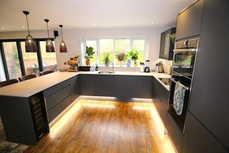 4 bedroom detached house to rent - Photo 5