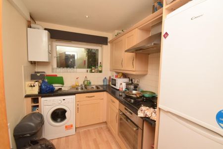 3 bedroom flat to rent - Photo 4