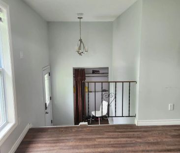 Detached Home For Lease | X8490114 - Photo 5