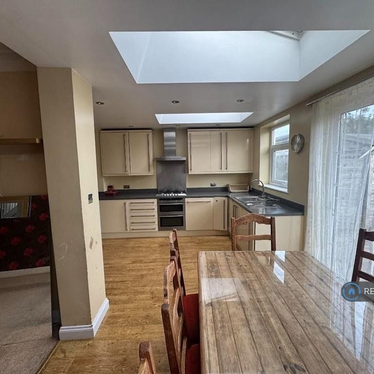 4 bedroom semi-detached house to rent - Photo 1
