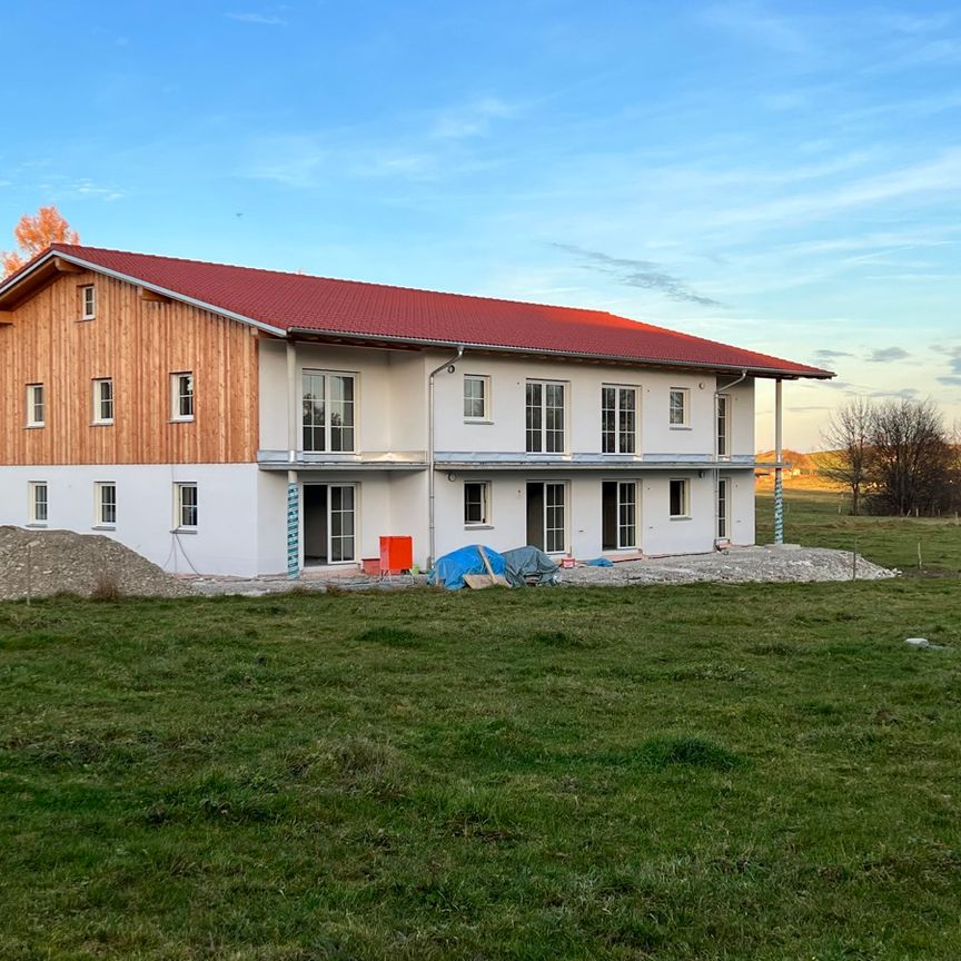 Schicke, barrierefreie 2-ZKB-Neubauwohnung in ruhiger Ortsrandlage mit Aufzug und Südbalkon - Photo 1