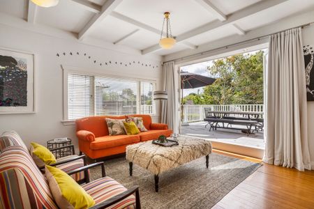 Expansive Family Home with Pool - Photo 3