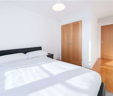 A very good furnished 7th floor with lift apartment with far reaching views across London. - Photo 1