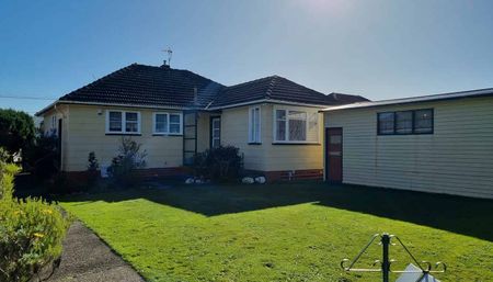 Cosy 3 Bedroom home in Waiwhetu - Photo 2