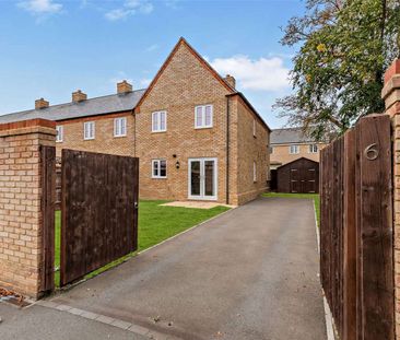 Three bedroom house with a driveway in a sought after village - Photo 2